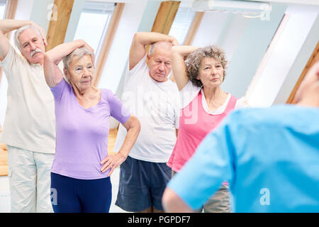 Senior Group, eine gesunde stretching Übung in Rückenübungen Stockfoto