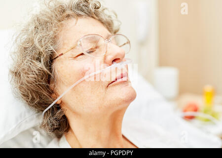 Senior mit nasensonde oder Sauerstoff Schutzbrille für künstliche Beatmung Stockfoto