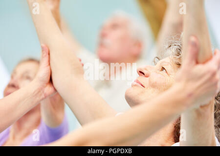 Ältere Frau erhält Hilfe Dehnen in der Physiotherapie im rehab Stockfoto