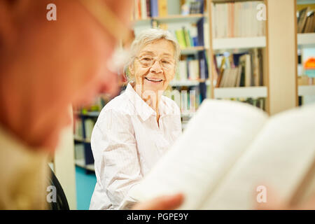 Gerne älterer Bürger in einer Bibliothek im Seniorenheim genießt Weiterbildung Stockfoto