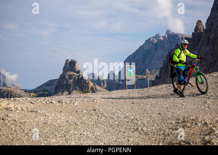 Auronzo di Cadore, Dolomit, Italien - 08-26-2018: biker Radfahren auf die Dolomiten, auf dem Gipfel des Namens 'Le Tre Cime di Lavaredo' Stockfoto