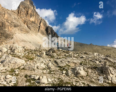 Auoronzo di Cadore, Dolomit, Italien - 08-26-2018: zwei Fotografen wandern und fotografieren auf den Bergen Stockfoto