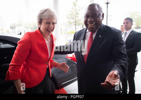 Premierminister Theresa May trifft der Präsident von Südafrika, Cyril Ramaphosa an DeTuynhuys Präsidentenpalast in Kapstadt, Südafrika, wo sie bilaterale Treffen statt. Der Premierminister ist am ersten Tag ihrer Reise nach Südafrika, Nigeria und Kenia auf einer Mission für das UK-Brexit Vermögen zu stärken. Stockfoto