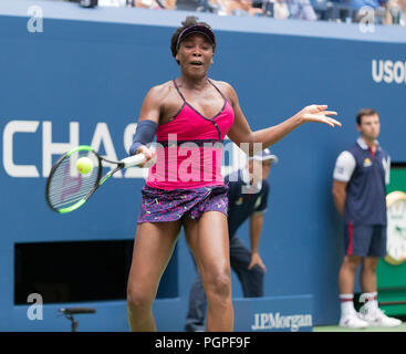 New York, Vereinigte Staaten. 27 Aug, 2018. Venus Williams aus den USA zurück Kugel während der US Open 2018 Runde 1 Spiel gegen Svetlana Kuznetsova Russlands an USTA Billie Jean King National Tennis Center Credit: Lev Radin/Pacific Press/Alamy leben Nachrichten Stockfoto