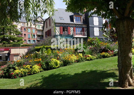 Park am Quai Lepaulmier, Honfleur, Normandie Frankreich Stockfoto