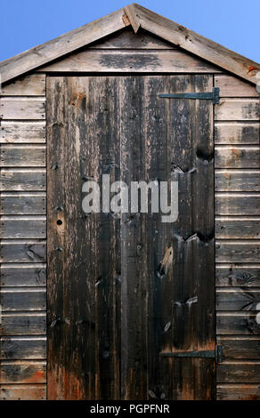 Kleine Holz- gerätehaus im Garten eines privaten Haus in Rotherham, South Yorkshire, England. Stockfoto