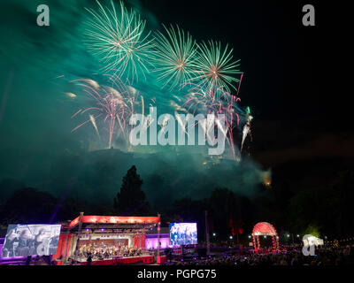 Edinburgh, Großbritannien. 27. August 2018. Virgin Money Feuerwerk Konzert in Edinburgh International Festival Credit: Andrew Eaton Credit: Andrew Eaton/Alamy Leben Nachrichten. Stockfoto