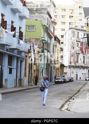 Havanna, Kuba. 17. Jan 2014. Eine junge Frau Spaziergänge die Straße von Centro Havanna. Hat sich nicht viel für die Mittelklasse von Kuba verändert. Sie leben noch in einer isolierten, Regierung, die kommunistische Gesellschaft. Während einige wenige neue, moderne Annehmlichkeiten wie WLAN haben ihren Weg nach Kuba die meisten Kubaner nicht leisten, es regelmäßig zu verwenden. Credit: Allison Abendessen/ZUMA Draht/Alamy leben Nachrichten Stockfoto