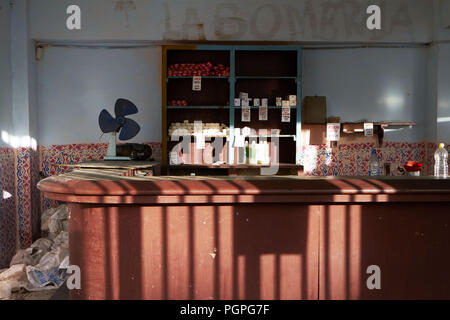 Havanna, Kuba. 17. Jan 2014. Eine typische Regierung shop für das Abholen der Ration liefert. Die Regale sind spärlich, und die Rationen jeden Monat sind kaum genug, um eine Familie zu ernähren. Hat sich nicht viel für die Mittelklasse von Kuba verändert. Sie leben noch in einer isolierten, Regierung, die kommunistische Gesellschaft. Während einige wenige neue, moderne Annehmlichkeiten wie WLAN haben ihren Weg nach Kuba die meisten Kubaner nicht leisten, es regelmäßig zu verwenden. Credit: Allison Abendessen/ZUMA Draht/Alamy leben Nachrichten Stockfoto