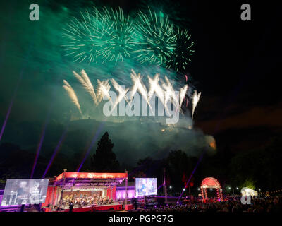 Edinburgh, Großbritannien. 27. August 2018. Virgin Money Feuerwerk Konzert in Edinburgh International Festival Credit: Andrew Eaton Credit: Andrew Eaton/Alamy Leben Nachrichten. Stockfoto