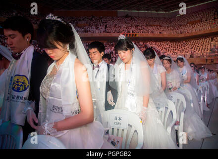 Seoul, Südkorea. 27. August 2018. Die Trauung der Vereinigungskirche, May 27, 2018: Paare aus Japan beten während einer Messe Hochzeit der Vereinigung Kirche am CheongShim Frieden World Center in Gapyeong, ca. 60 km (37 Meilen) nordöstlich von Seoul, Südkorea. Vier tausend jungvermählte Paare aus der ganzen Welt nahmen an der Messe Hochzeit am Montag, die von Hak Ja Han Moon, Frau des späten Reverend Sun Myung Moon organisiert wurde. Quelle: Lba Co.Ltd./Alamy leben Nachrichten Stockfoto