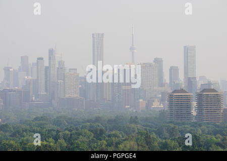 Toronto, Kanada. 27. August 2018. Toronto Spätsommer Skyline mit heißen und feuchten Luft sowie smog Haze von Waldbrand im Norden von Ontario Kredit verursacht: CharlineXia/Alamy leben Nachrichten Stockfoto