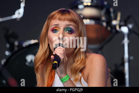 Manchester, Großbritannien. 27. August 2018. Tini führt auf der Hauptbühne im Pride, Manchester, 27. August 2018 (C) Barbara Cook/Alamy leben Nachrichten Stockfoto