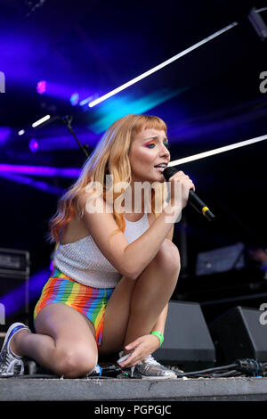 Manchester, Großbritannien. 27. August 2018. Tini führt auf der Hauptbühne im Pride, Manchester, 27. August 2018 (C) Barbara Cook/Alamy leben Nachrichten Stockfoto