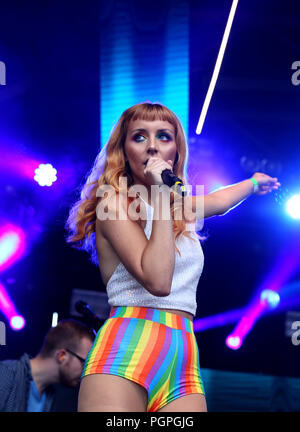 Manchester, Großbritannien. 27. August 2018. Tini führt auf der Hauptbühne im Pride, Manchester, 27. August 2018 (C) Barbara Cook/Alamy leben Nachrichten Stockfoto