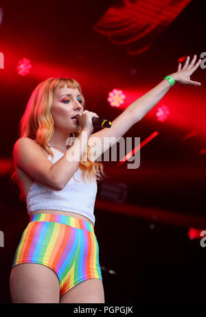 Manchester, Großbritannien. 27. August 2018. Tini führt auf der Hauptbühne im Pride, Manchester, 27. August 2018 (C) Barbara Cook/Alamy leben Nachrichten Stockfoto