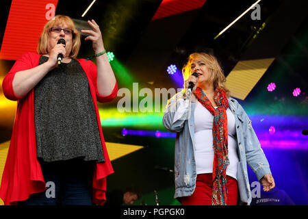 Manchester, Großbritannien. 27. August 2018. Hollyoaks Akteure auf der Hauptbühne im Pride, Manchester, 27. August 2018 (C) Barbara Cook/Alamy leben Nachrichten Stockfoto