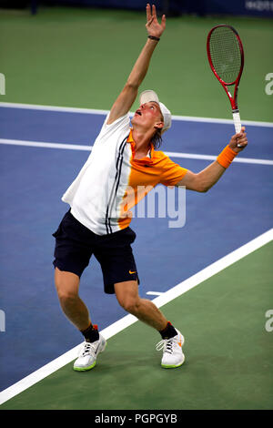 New York, Vereinigte Staaten. 27 Aug, 2018. Flushing Meadows, New York - 27. August 2018: US Open Tennis: Denis Shapovalov von Kanada, das während seiner ersten Runde gegen Landsmann FŽlix Auger-Aliassime während öffnung Tag Aktion bei den US Open in Flushing Meadows, New York. Shapovalov gewann das Match beim Auger-Aliassime im dritten Satz in den Ruhestand. Quelle: Adam Stoltman/Alamy leben Nachrichten Stockfoto