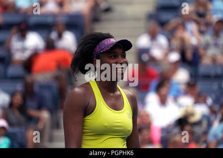 New York, Vereinigte Staaten. 27 Aug, 2018. Flushing Meadows, New York - 27. August 2018: US Open Tennis: Venus Williams aus den Vereinigten Staaten Lächeln, nachdem ein Punkt während ihrer ersten Runde gegen Svetlana Kuznetsova Russlands am Eröffnungstag bei den US Open in Flushing Meadows, New York. Williams gewann das Match in drei Sätzen in die zweite Runde zu gelangen. Quelle: Adam Stoltman/Alamy leben Nachrichten Stockfoto