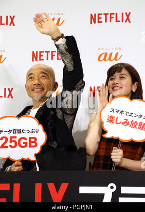 Tokio, Japan. 28 Aug, 2018. Japanische Schauspieler Naoto Takenaka (L) und Schauspielerin Miwako Kakei (R) Teilnahme an einer Werbeveranstaltung der japanischen Mobilfunkanbieter KDDI, wie Sie ein neues Paket mit Video Streaming site Netflix in Tokio am Dienstag, 28. August 2018 bekannt geben. Credit: Yoshio Tsunoda/LBA/Alamy leben Nachrichten Stockfoto