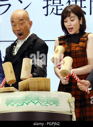 Tokio, Japan. 28 Aug, 2018. Japanische Schauspieler Naoto Takenaka (L) und Schauspielerin Miwako Kakei (R) Teilnahme an einer Werbeveranstaltung der japanischen Mobilfunkanbieter KDDI, wie Sie ein neues Paket mit Video Streaming site Netflix in Tokio am Dienstag, 28. August 2018 bekannt geben. Credit: Yoshio Tsunoda/LBA/Alamy leben Nachrichten Stockfoto