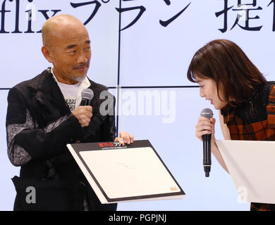 Tokio, Japan. 28 Aug, 2018. Japanische Schauspieler Naoto Takenaka (L) und Schauspielerin Miwako Kakei (R) Teilnahme an einer Werbeveranstaltung der japanischen Mobilfunkanbieter KDDI, wie Sie ein neues Paket mit Video Streaming site Netflix in Tokio am Dienstag, 28. August 2018 bekannt geben. Credit: Yoshio Tsunoda/LBA/Alamy leben Nachrichten Stockfoto