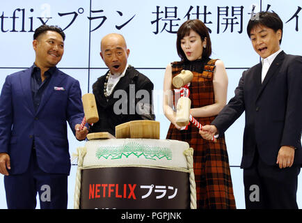 Tokio, Japan. 28 Aug, 2018. Japanische Schauspieler Naoto Takenaka (2 L) und Schauspielerin Miwako Kakei (2. R) Teilnahme an einer Werbeveranstaltung der japanischen Mobilfunkanbieter KDDI, wie Sie ein neues Paket mit Video Streaming site Netflix in Tokio am Dienstag, 28. August 2018 bekannt geben. Credit: Yoshio Tsunoda/LBA/Alamy leben Nachrichten Stockfoto