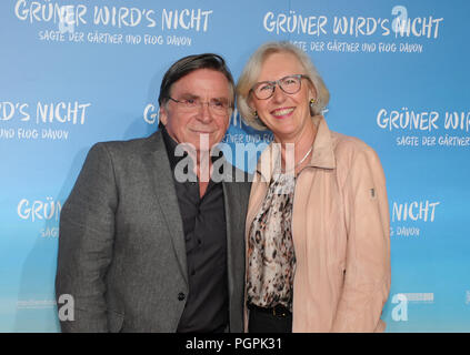 Deutschland, München. 27 Aug, 2018. Schauspieler Elmar Wepper und seine Frau Anita die Premiere des Films 'Grüner wird nicht teilnehmen (lit. Es wird keine Grüner), sagte, der Gärtner und flog davon". Die Komödie wird am 30. August 2018 freigegeben werden. Credit: Ursula Düren/dpa/Alamy leben Nachrichten Stockfoto