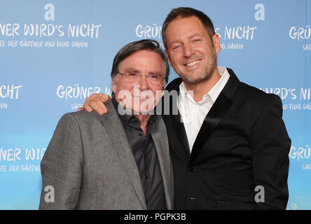 Deutschland, München. 27 Aug, 2018. Schauspieler Elmar Wepper (l) und Regisseur Florian Gallenberger die Premiere des Films 'Grüner wird nicht teilnehmen (lit. Es wird keine Grüner), sagte, der Gärtner und flog davon". Die Komödie wird am 30. August 2018 freigegeben werden. Credit: Ursula Düren/dpa/Alamy leben Nachrichten Stockfoto