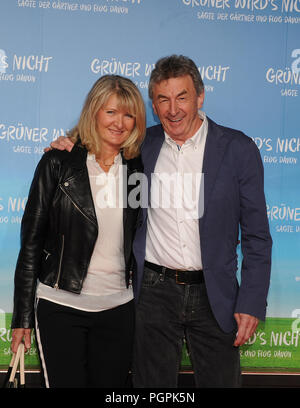 27. August 2018, München, Deutschland: Sternekoch Hans Haas und seine Frau Ina die Premiere des Films 'Grüner wird nicht teilnehmen (lit. Es wird keine Grüner), sagte, der Gärtner und flog davon". Die Komödie wird am 30. August 2018 freigegeben werden. Foto: Ursula Düren/dpa Stockfoto