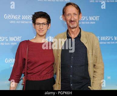 Deutschland, München. 27 Aug, 2018. Schauspieler Gilbert von Sohlern und seine Tochter Louisa Besuchen die Premiere des Films 'Grüner wird nicht (leuchtet. es nicht erhalten keine Grüner), sagte, der Gärtner und flog davon". Die Komödie wird am 30. August 2018 freigegeben werden. Credit: Ursula Düren/dpa/Alamy leben Nachrichten Stockfoto