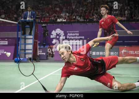 (180828) -- JAKARTA, Aug 28, 2018 (Xinhua) - Marcus Fernaldi Gideon (Vorne)/Kevin Sanjaya Sukamuljo Indonesiens konkurrieren im 18. asiatischen Spiele in Jakarta, Indonesien während der Herren Doppel Finale mit Muhammad Rian Carola/Fajar Alfian von Indonesien am 12.08.28., 2018. (Xinhua / Fei Maohua) Stockfoto