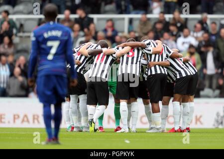 HUDDLE Newcastle Newcastle United FC V CHELSEA FC Newcastle United FC V CHELSEA FC, Premier League, St James Park, Newcastle, England, 26. August 2018 GBC 11217 streng redaktionelle Verwendung. Wenn der Spieler/Spieler in diesem Bild dargestellt ist/Spielen für einen englischen Club oder das England National Team. Dann ist dieses Bild darf nur für redaktionelle Zwecke verwendet werden. Keine kommerzielle Nutzung. Folgende Verwendungen sind auch dann eingeschränkt, wenn in einem redaktionellen Kontext: Verwendung in Verbindung mit oder als Teil eines nicht autorisierten Audio-, Video-, Daten-, Spielpläne, Verein/liga Logos, Wetten, Spiele oder irgendwelche 'live Stockfoto