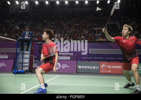 (180828) -- JAKARTA, Aug 28, 2018 (Xinhua) - Marcus Fernaldi Gideon (R)/Kevin Sanjaya Sukamuljo Indonesiens konkurrieren im 18. asiatischen Spiele in Jakarta, Indonesien während der Herren Doppel Finale mit Muhammad Rian Carola/Fajar Alfian von Indonesien am 12.08.28., 2018. (Xinhua / Fei Maohua) Stockfoto