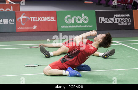 (180828) -- JAKARTA, Aug 28, 2018 (Xinhua) - Marcus Fernaldi Gideon/Kevin Sanjaya Sukamuljo (Vorne) von Indonesien feiern, nachdem die Herren Doppel Finale mit Muhammad Rian Carola/Fajar Alfian von Indonesien am 18. asiatischen Spiele in Jakarta, Indonesien am 12.08.28., 2018. (Xinhua / Fei Maohua) Stockfoto