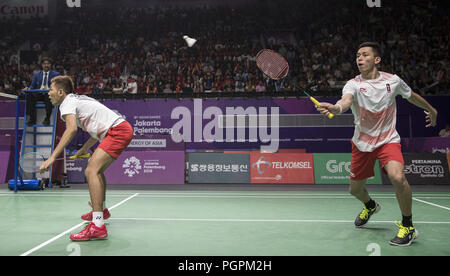 (180828) -- JAKARTA, Aug 28, 2018 (Xinhua) - Muhammad Rian Carola/Fajar Alfian (L) von Indonesien konkurrieren im 18. asiatischen Spiele in Jakarta, Indonesien während der Herren Doppel Finale mit Marcus Fernaldi Gideon/Kevin Sanjaya Sukamuljo von Indonesien am 12.08.28., 2018. (Xinhua / Fei Maohua) Stockfoto