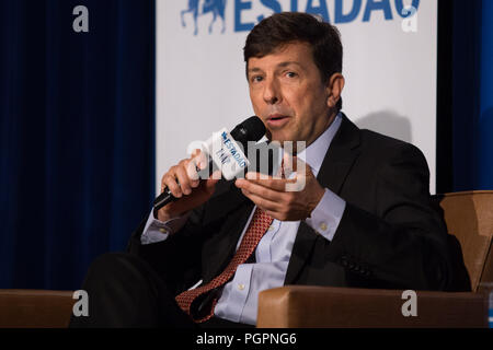 Sao Paulo, Sao Paulo, Brasilien. 28 Aug, 2018. JOAO AMOEDO, Brasiliens Präsidentschaftskandidat, nimmt in einem Interview seinen Plan der Regierung zu diskutieren, mit Studenten von der Universität in Sao Paulo. Credit: Paulo Lopes/ZUMA Draht/Alamy leben Nachrichten Stockfoto