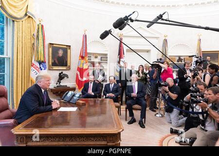 Us-Präsident Donald Trump, während ein Gespräch mit dem mexikanischen Präsidenten Enrique Peña Nieto im Oval Office des Weißen Hauses August 27, 2018 in Washington, DC. Trump angekündigt, ein neues Handelsabkommen mit Mexiko, das zu einer Überholung des North American Free Trade Agreement führen könnte. Stockfoto