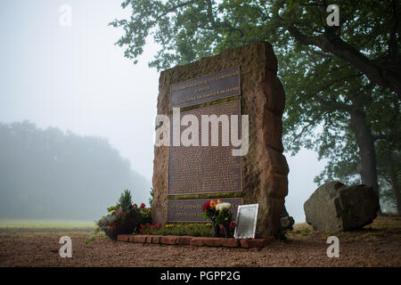 Ramstein-Miesenbach, Deutschland. 28 Aug, 2018. Der Gedenkstein mit den Namen der Opfer der Katastrophe des Air Show auf der Airbase im pfaelzischen Ramstein wird von morgen Nebel umgeben. Vor genau 30 Jahren, 70 Menschen starben, als drei Maschinen einer italienischen Kunstflugstaffel zusammengestossen und Geschwader ein brennendes Flugzeug stürzte in eine Menschenmenge. Credit: Oliver Dietze/dpa/Alamy leben Nachrichten Stockfoto