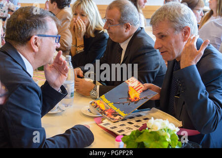 Ramstein-Miesenbach, Deutschland. 28 Aug, 2018. Angehörigen der Opfer und den von der Flugzeugkatastrophe von 1988 betroffenen treffen, bevor eine Kirche Service und Exchange Magazin berichtet aus dieser Zeit. Vor dreißig Jahren, 70 Menschen starben an der Air Base, Tag, wenn drei italienische Kunstflugstaffel squadron Flugzeuge zusammengestossen und einem brennenden Flugzeug stürzte in eine Menschenmenge. Credit: Oliver Dietze/dpa/Alamy leben Nachrichten Stockfoto