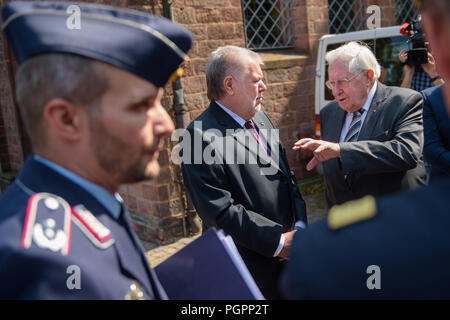 Ramstein-Miesenbach, Deutschland. 28 Aug, 2018. Bernhard Vogel (R), ehemaliger Ministerpräsident von Rheinland-Pfalz (CDU) spricht an Kurt Beck, auch der ehemalige Ministerpräsident von Rheinland-Pfalz (SPD), bevor der Service in Erinnerung an die Opfer des 1988 Air Crash. Vor dreißig Jahren, 70 Menschen starben, als drei italienische Kunstflugstaffel Staffeln krachte in die Air Base und einem brennenden Flugzeug in eine Menschenmenge stürzte. Credit: Oliver Dietze/dpa/Alamy leben Nachrichten Stockfoto