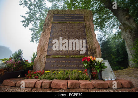Ramstein-Miesenbach, Deutschland. 28 Aug, 2018. Der Gedenkstein mit den Namen der Opfer der Katastrophe des Air Show auf der Airbase im pfaelzischen Ramstein wird von morgen Nebel umgeben. Vor genau 30 Jahren, 70 Menschen starben, als drei Maschinen einer italienischen Kunstflugstaffel zusammengestossen und Geschwader ein brennendes Flugzeug stürzte in eine Menschenmenge. Credit: Oliver Dietze/dpa/Alamy leben Nachrichten Stockfoto