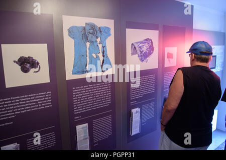 Ramstein-Miesenbach, Deutschland. 28 Aug, 2018. Ein Ausstellungsraum in Ramstein Dokumentationszentrum ist zu der Flugzeugkatastrophe von 1988 gewidmet. Vor dreißig Jahren, 70 Menschen starben an der Air Base, Tag, wenn drei italienische Kunstflugstaffel squadron Flugzeuge zusammengestossen und einem brennenden Flugzeug stürzte in eine Menschenmenge. Credit: Oliver Dietze/dpa/Alamy leben Nachrichten Stockfoto