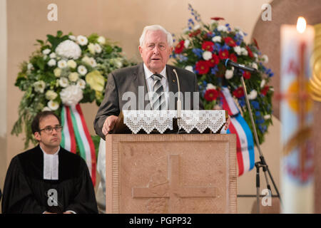 Ramstein-Miesenbach, Deutschland. 28 Aug, 2018. Bernhard Vogel, ehemaliger Ministerpräsident von Rheinland-Pfalz (CDU) spricht während der Gottesdienst im Gedenken an die Opfer des 1988 Air Crash. Vor 30 Jahren waren 70 Menschen ums Leben gekommen, als drei Maschinen einer italienischen Kunstflugstaffel zusammengestossen Geschwader auf der Air Base und einem brennenden Flugzeug in eine Menschenmenge stürzte. Credit: Oliver Dietze/dpa/Alamy leben Nachrichten Stockfoto