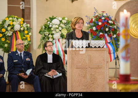 Ramstein-Miesenbach, Deutschland. 28 Aug, 2018. Malu Dreyer, Ministerpräsident von Rheinland-Pfalz (SPD) spricht während der Gottesdienst im Gedenken an die Opfer des 1988 Air Crash. Vor 30 Jahren waren 70 Menschen ums Leben gekommen, als drei Maschinen einer italienischen Kunstflugstaffel squadron in eine Menschenmenge in der Air Base und einem brennenden Flugzeug stürzte stieß in einer Menschenmenge. Credit: Oliver Dietze/dpa/Alamy leben Nachrichten Stockfoto