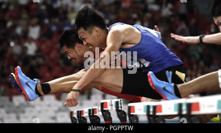 (180828) -- JAKARTA, Aug 28, 2018 (Xinhua) -- chen Kueiru der chinesischen Taipei (C) konkurriert, während Männer 110m Hürden Finale von Athletik an den Asian Games 2018 in Jakarta, Indonesien am 12.08.28., 2018. Chen gewann die Silbermedaille. (Xinhua / Wang Lili) Stockfoto