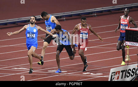 (180828) -- JAKARTA, Aug 28, 2018 (Xinhua) - manjit Singh (1 L) von Indien feiert, nachdem die Männer 800 m-Finale der Leichtathletik am 18. asiatischen Spiele in Jakarta, Indonesien am 12.08.28., 2018. (Xinhua / Huang Zongzhi) Stockfoto