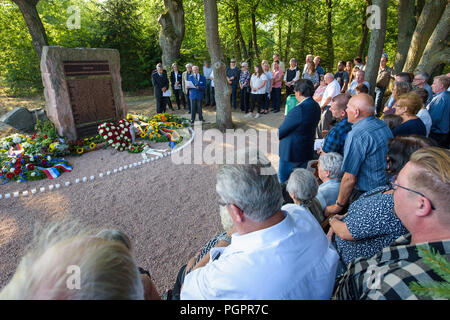 Ramstein-Miesenbach, Deutschland. 28 Aug, 2018. Opfern und Angehörigen der Opfer stehen 30 Jahre nach dem Unfall am Gedenkstein für die Ramstein Air Disaster. 1988, 70 Menschen starben, als drei Maschinen einer italienischen Kunstflugstaffel zusammengestossen und Geschwader ein brennendes Flugzeug stürzte in eine Menschenmenge. Credit: Oliver Dietze/dpa/Alamy leben Nachrichten Stockfoto