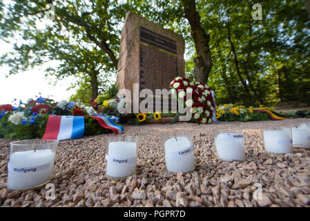 Ramstein-Miesenbach, Deutschland. 28 Aug, 2018. Kerzen mit den Namen der Opfer von Ramstein aviation Disaster stehen rund um den Gedenkstein. 1988, 70 Menschen starben, als drei Maschinen einer italienischen Kunstflugstaffel zusammengestossen Squadron und einer von ihnen in eine Menschenmenge verbrannt. Credit: Oliver Dietze/dpa/Alamy leben Nachrichten Stockfoto