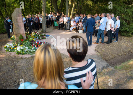 Ramstein-Miesenbach, Deutschland. 28 Aug, 2018. Opfern und Angehörigen der Opfer stehen 30 Jahre nach dem Unfall am Gedenkstein für die Ramstein Air Disaster. 1988, 70 Menschen starben, als drei Maschinen einer italienischen Kunstflugstaffel zusammengestossen und Geschwader ein brennendes Flugzeug stürzte in eine Menschenmenge. Credit: Oliver Dietze/dpa/Alamy leben Nachrichten Stockfoto
